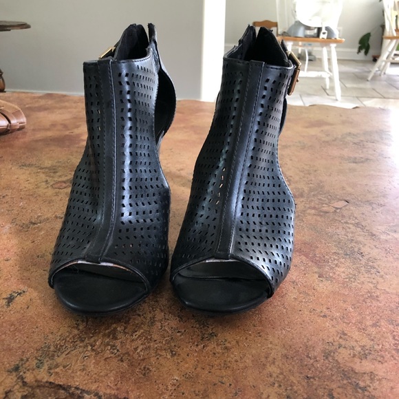 Black heals size 8.5 - Picture 3 of 7